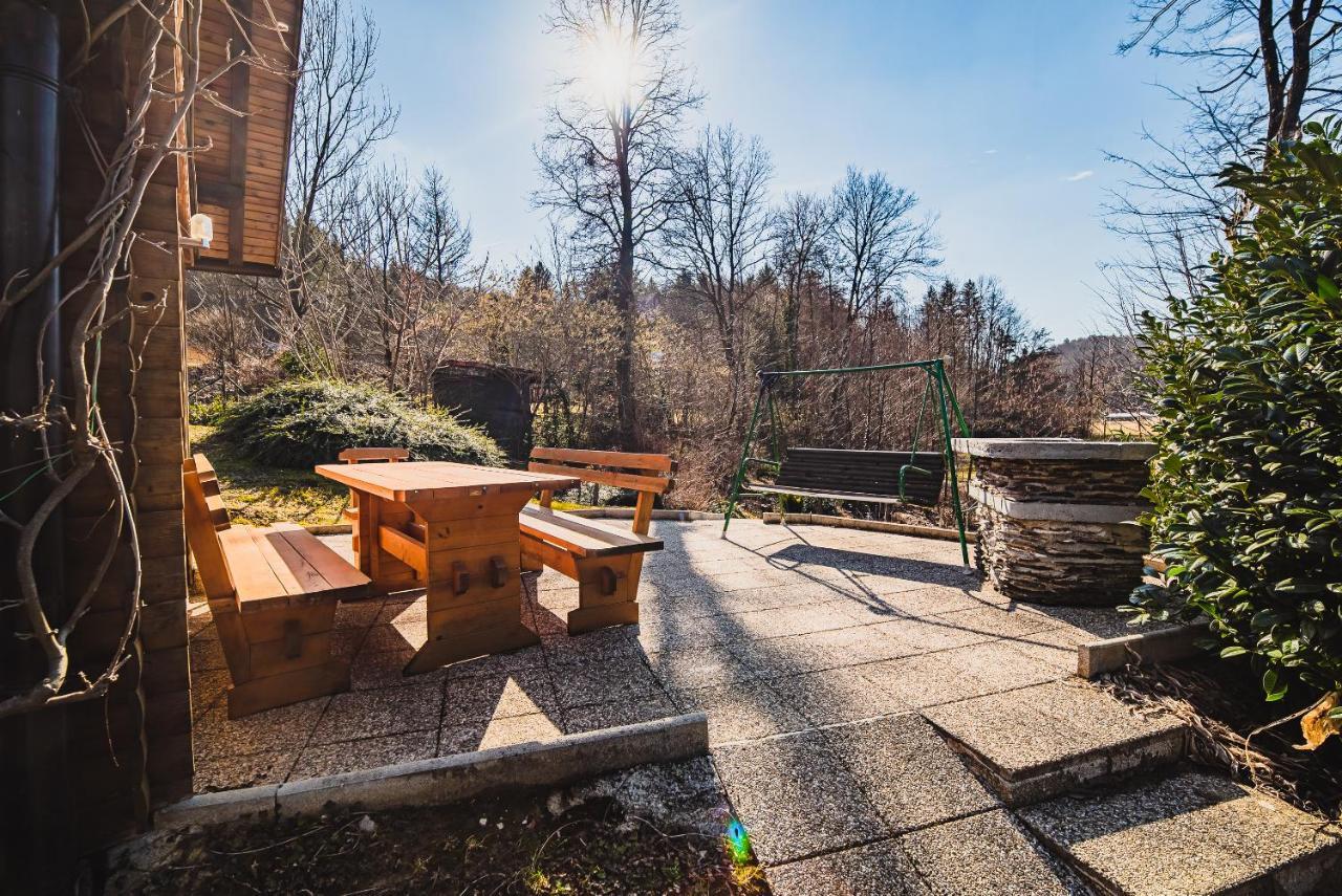 Wooden Cabin Zurej With Hot Tub Bukovje v Babni Gori Exteriör bild